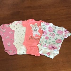 4 Gerber onesies newborn like new!! 100% cotton!